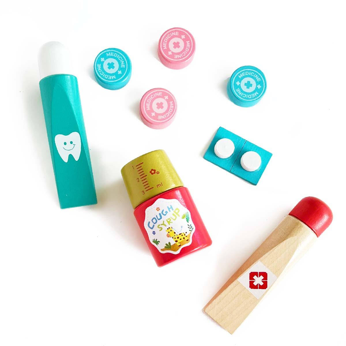 drevené lekárske pomôcky, drevené tabletky, drevené fľašky a tuby s liekmi