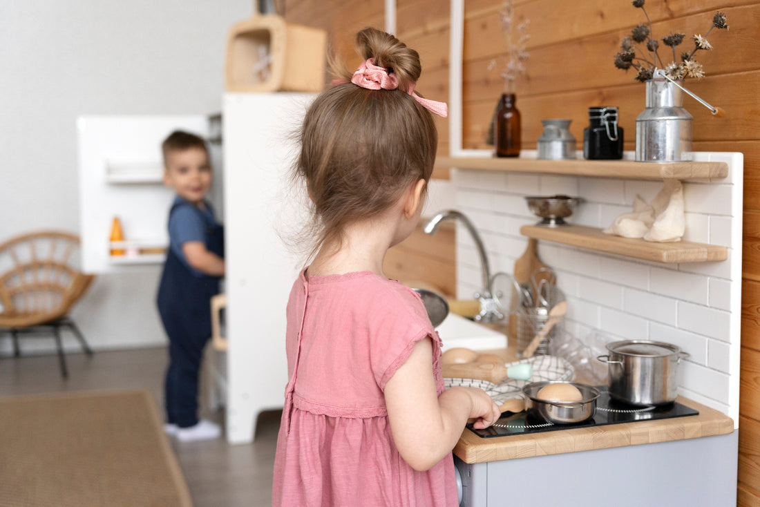 5 spôsobov ako zapojiť deti do domácnosti hravo a prirodzene