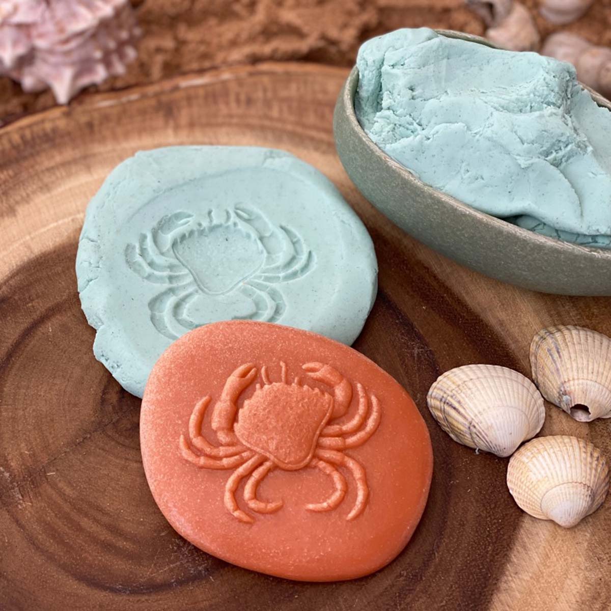 hnedý kamenný odliatok kraba a jeho otlačok v sivej plastelíne